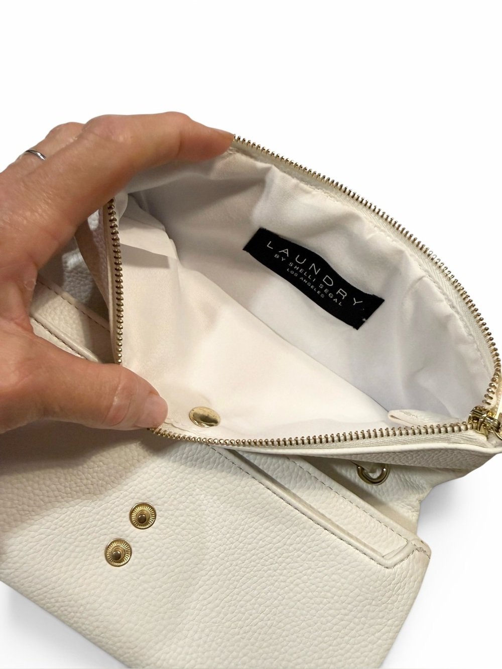 5 for $25!! LAUNDRY BY SHELLI SEGAL Los Angeles White Wristlet - Picture 11 of 14